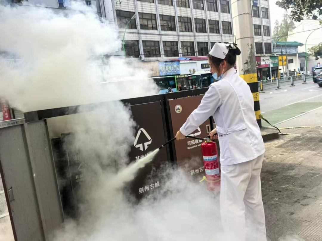 白衣执甲：勇赴烟火的“逆行者”