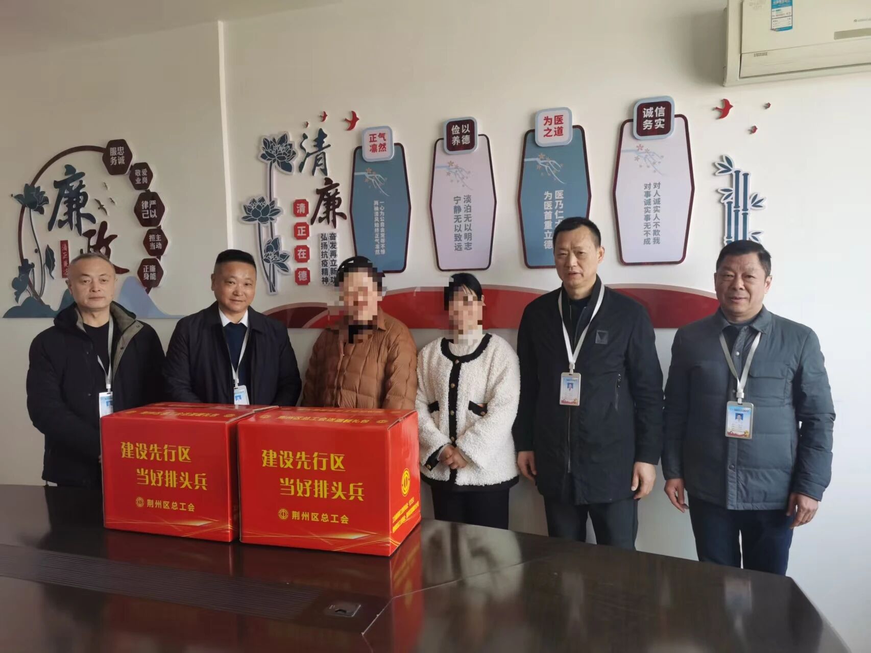 冬日送暖 情系职工 我院开展“送温暖”慰问困难职工活动